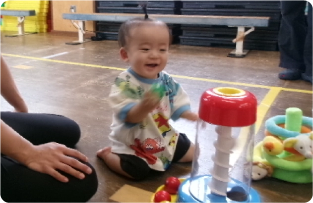 遊具で遊ぶこども